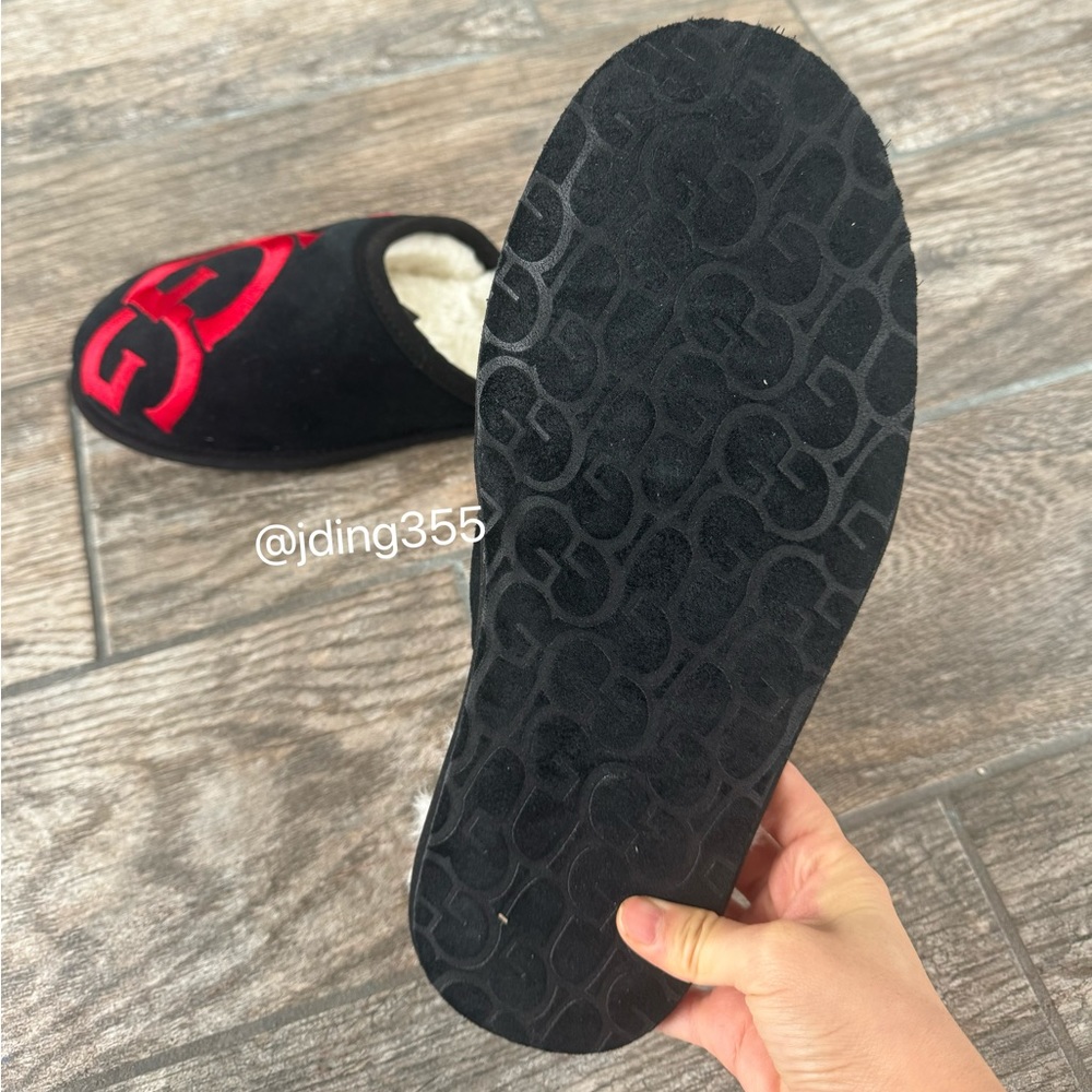 M10 Brand New UGG Scuff Logo Men’s Slippers “Black Red” - Picture 4 of 6